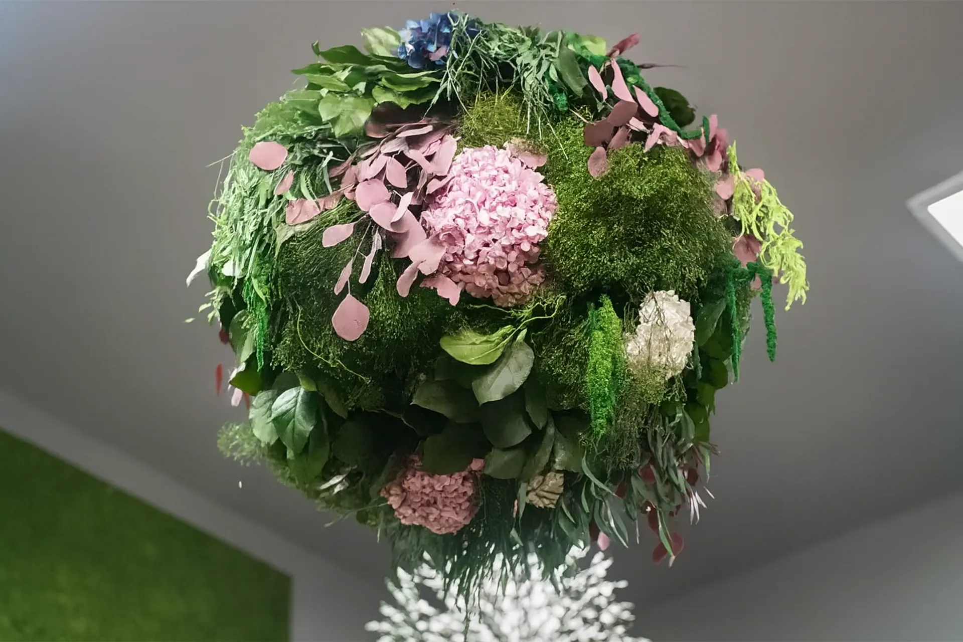 Hanging Garden Hängende Moosinstallation Blütenakzente — Deckenbegrünung von MOOSMOOS