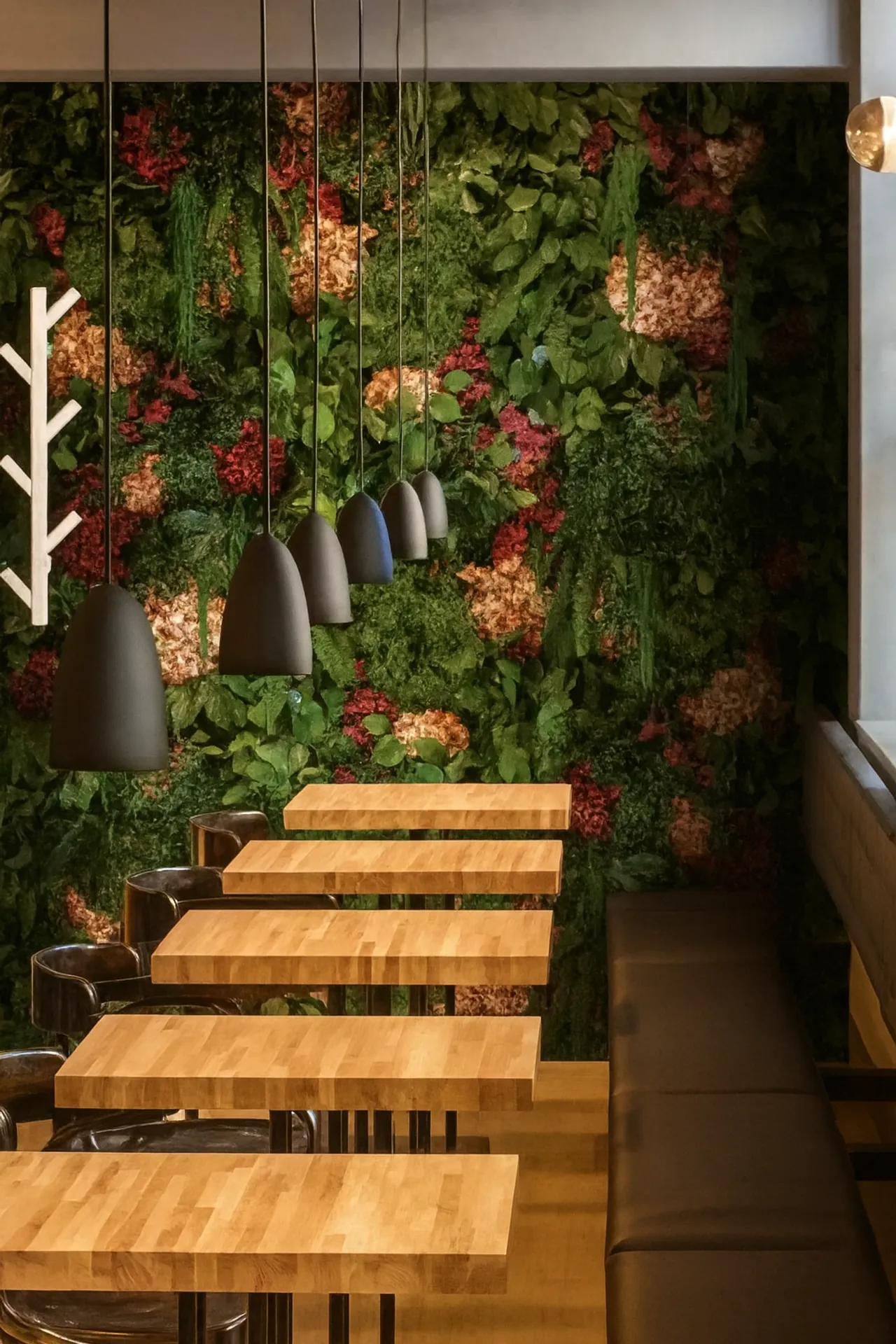 Hanging Garden Modernes Büro Deckeninstallation — Deckenbegrünung von MOOSMOOS