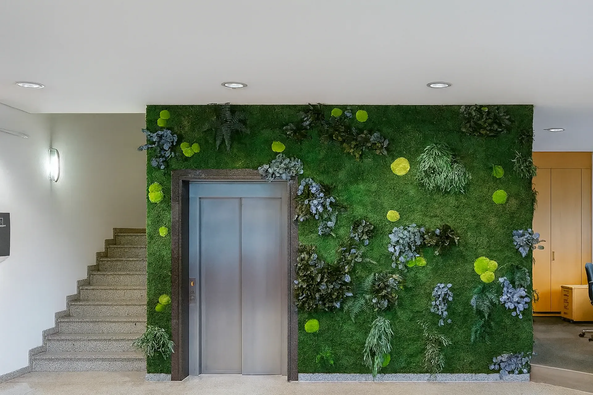 Mooswand Moderne Bürolobby mit Aufzug — Wandbegrünung von MOOSMOOS