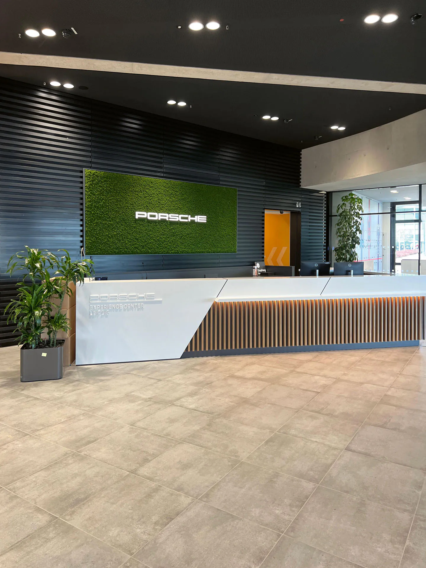 Markenlogo · Porsche Showroom