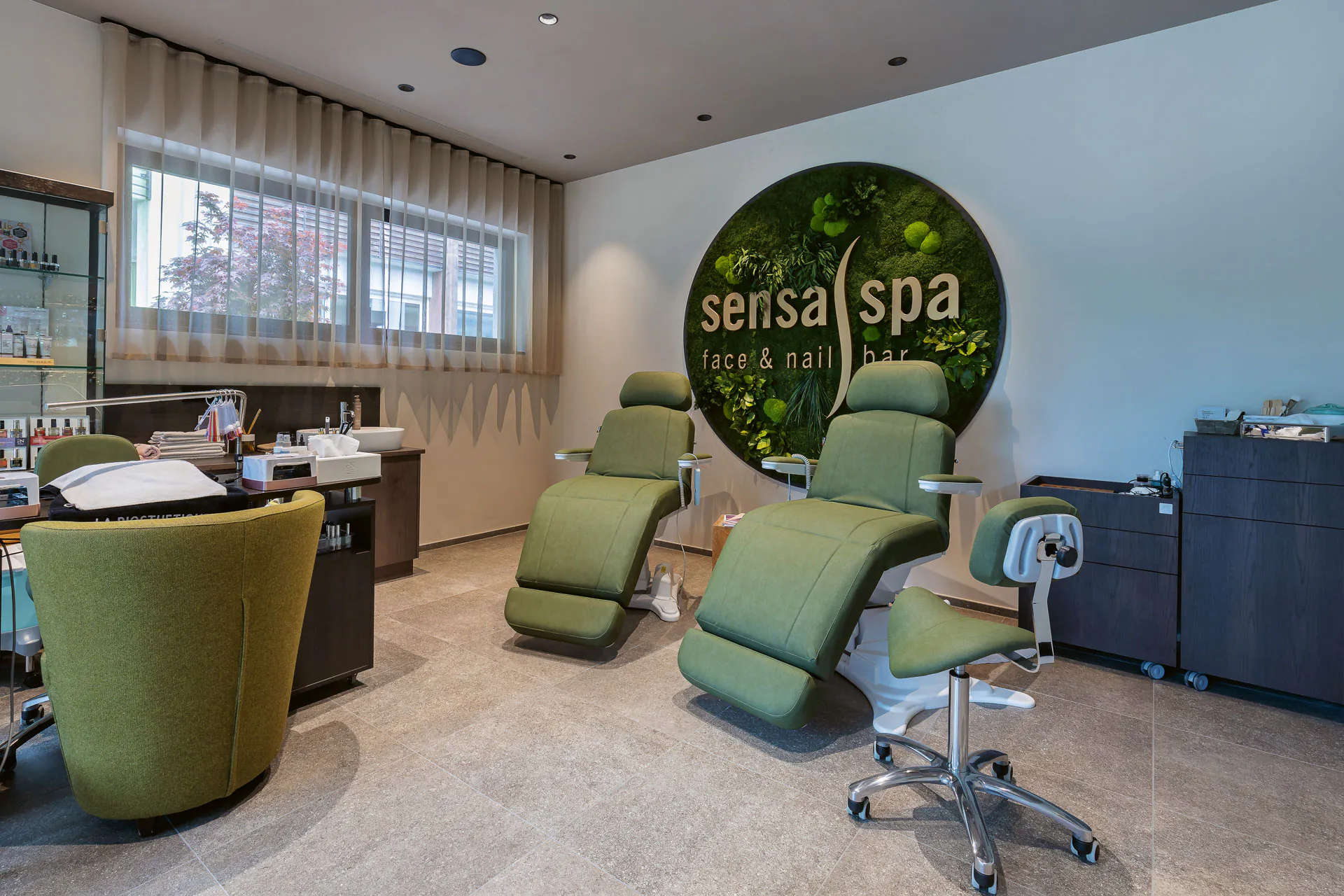 Logo im Spa-Empfang · Wellness