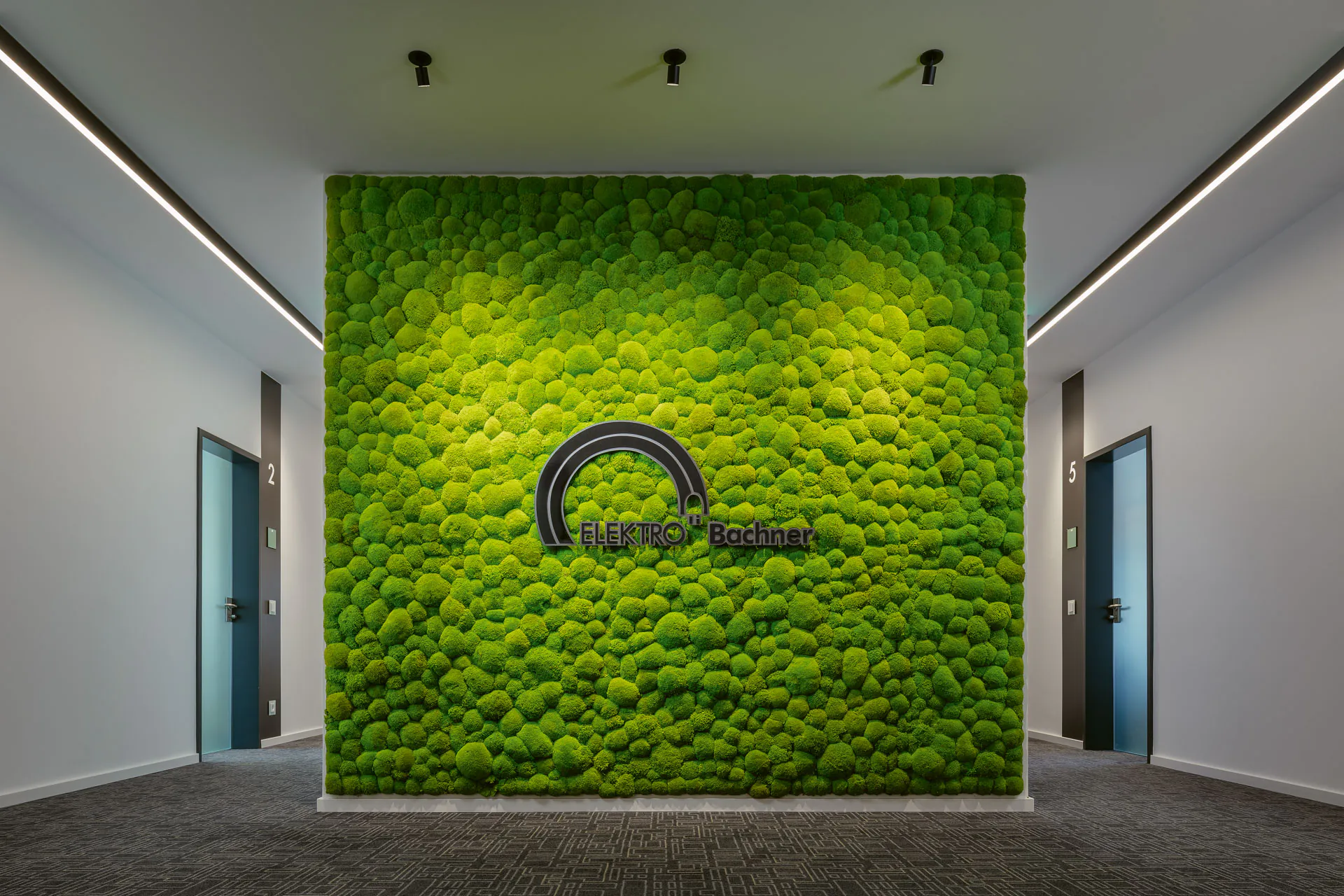 Raumteiler mit Logo — Raumteiler · Showroom