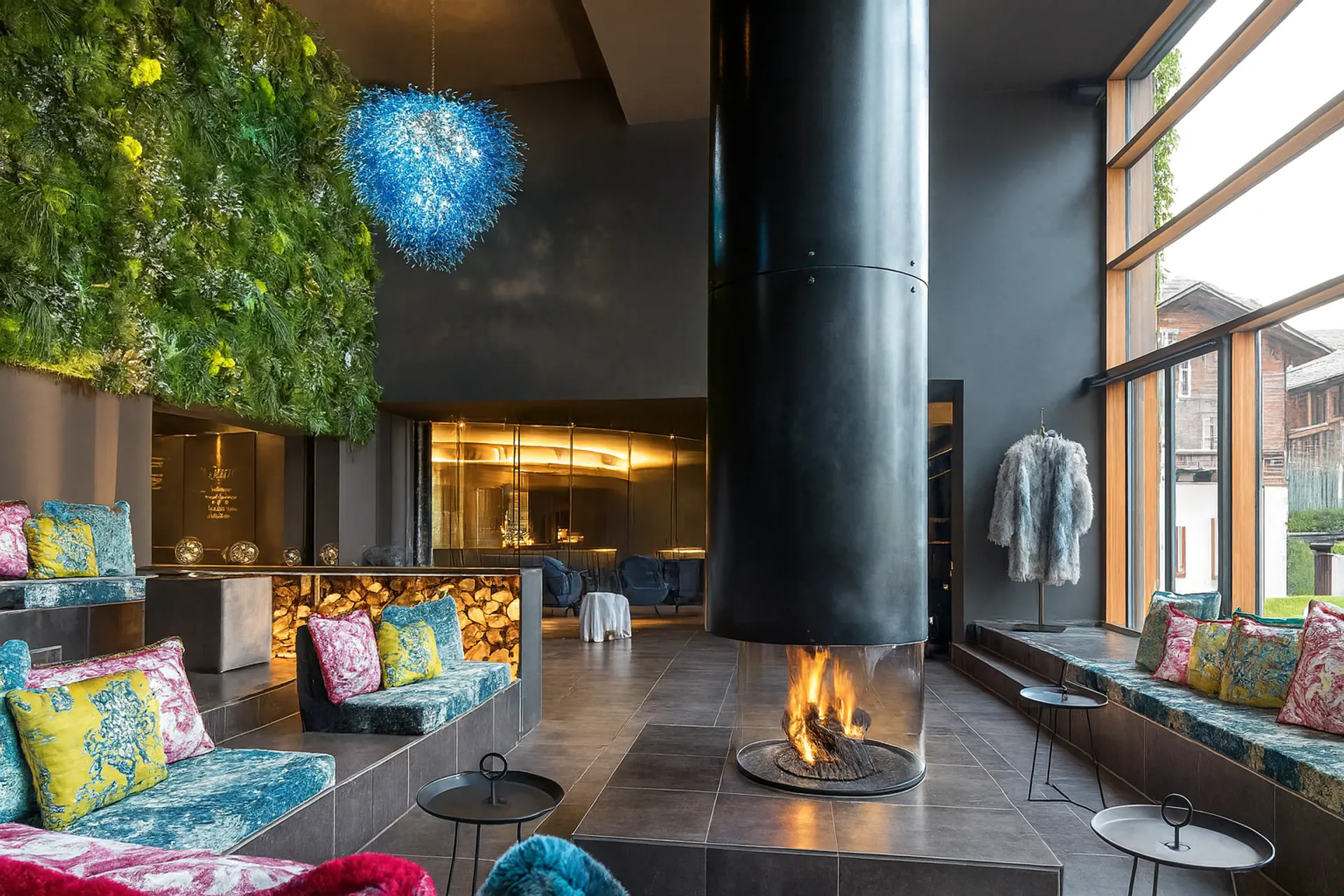 Hanging Garden Luxus Hotellobby mit Moosinstallation — Deckenbegrünung von MOOSMOOS