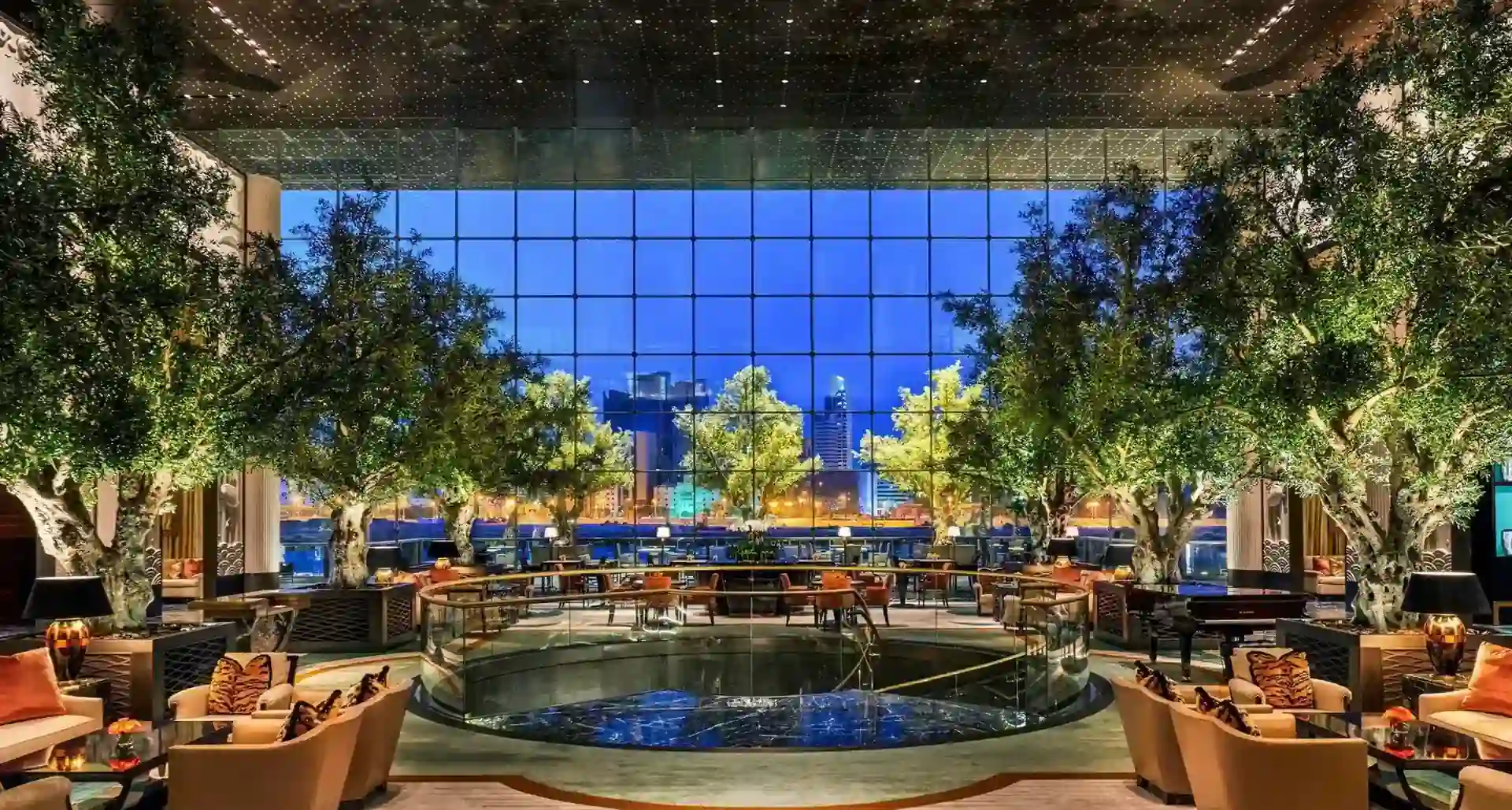 Künstlicher Olivenbaum XXL in moderner Lobby — ArtTree Kunstbaum von MOOSMOOS