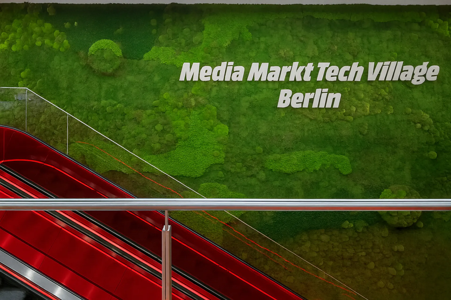Media Markt Tech Village · Berlin — Mooswand-Projekt von MOOSMOOS
